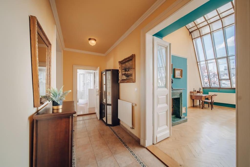Апартаменты Magnificent Historical Penthouse In The Heart Of Прага Экстерьер фото